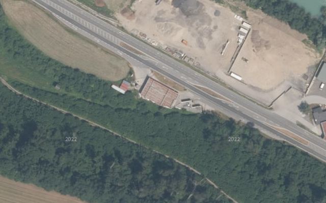 Luftbild von Diskont Tankstelle Langauen 