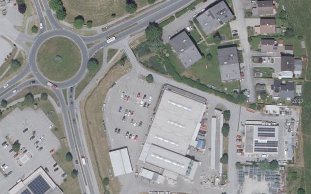 Luftbild von Lagerhaus-Tankstelle 24 h mit Waschportal