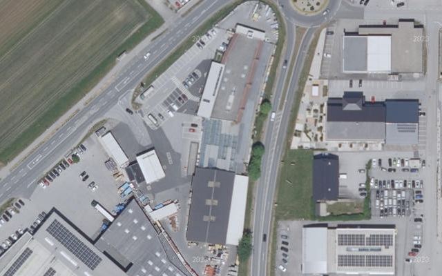 Luftbild von Lagerhaus-Tankstelle 24 h mit Waschportal