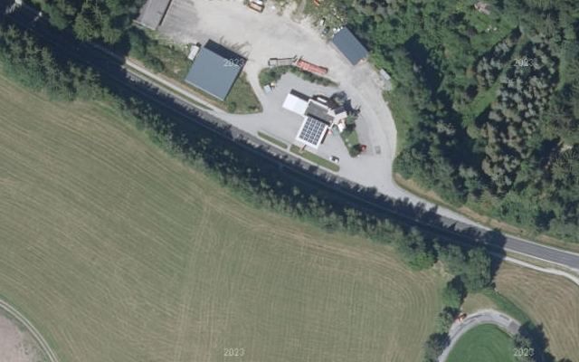 Luftbild von Tankstelle BAUER mit Personal