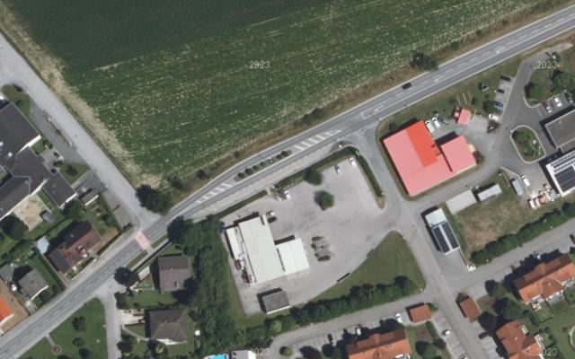Luftbild von Land lebt auf